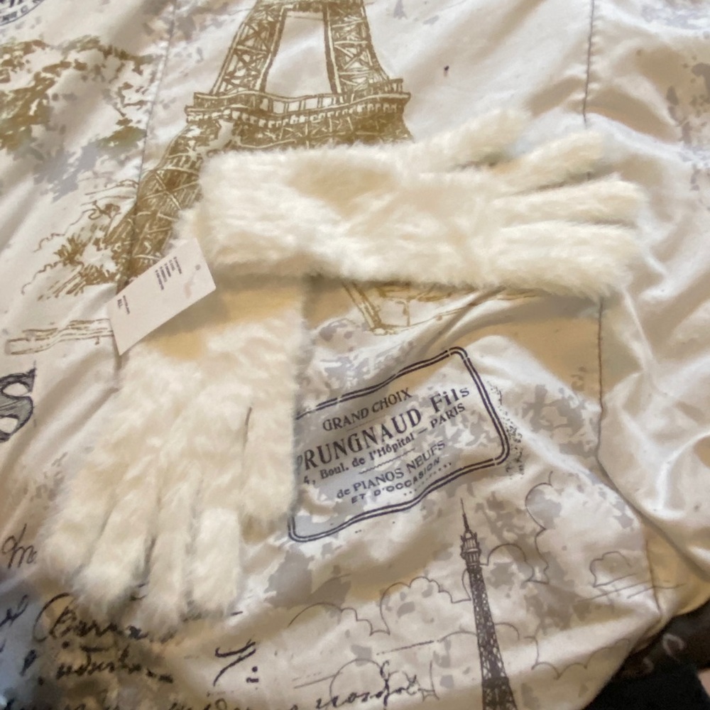 BNWT fuzzy white gloves